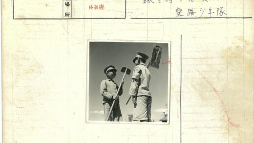 男孩戴帽持锹校园劳动照.jpg