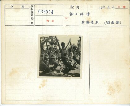 男孩户外同步运动合影.jpg