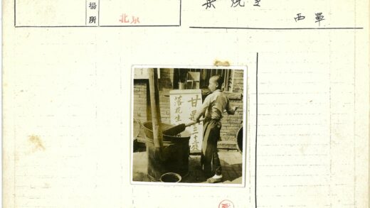 男孩户外搅拌大锅.jpg
