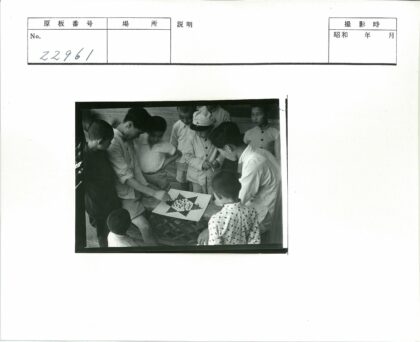 男孩户外玩棋盘游戏.jpg
