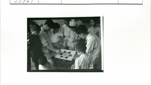 男孩户外玩棋盘游戏.jpg