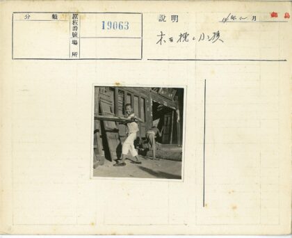 男孩摆弄木门和木板.jpg