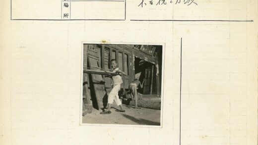 男孩摆弄木门和木板.jpg