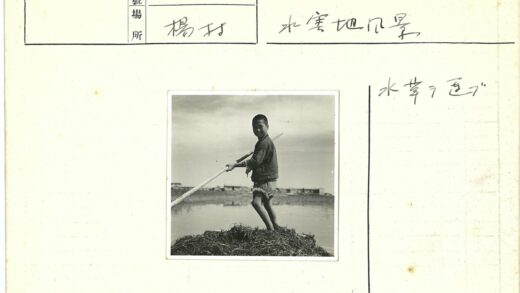 男孩撑篙木筏城市背影.jpg