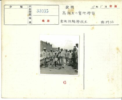 男孩操作铁路开关杆户外场景.jpg