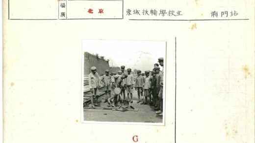 男孩操作铁路开关杆户外场景.jpg