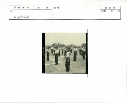 男孩操场白衬衫黑裤子排队.jpg