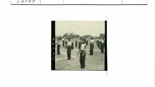 男孩操场白衬衫黑裤子排队.jpg