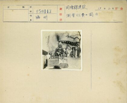 男孩擦灯笼与围观孩童.jpg