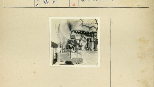 男孩擦灯笼与围观孩童.jpg