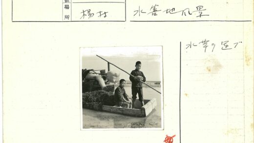 男孩木船捕鱼场景.jpg