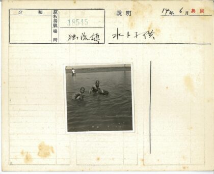 男孩水中嬉戏岸边男子守望.jpg