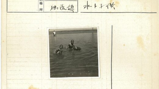 男孩水中嬉戏岸边男子守望.jpg
