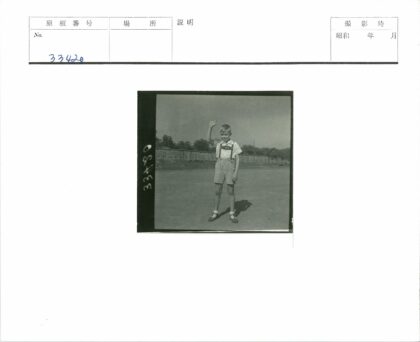 男孩泥地挥手夏日户外.jpg