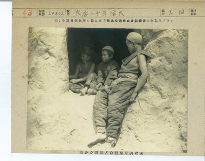 男孩洞穴探险岩石边休息.jpg