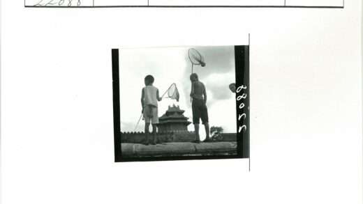 男孩石墙渔网传统建筑背景.jpg