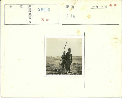 男孩空地玩耍棍子篮子.jpg