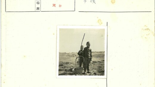 男孩空地玩耍棍子篮子.jpg