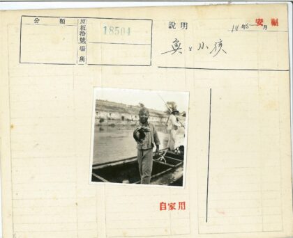 男孩船上持鱼划船风景.jpg