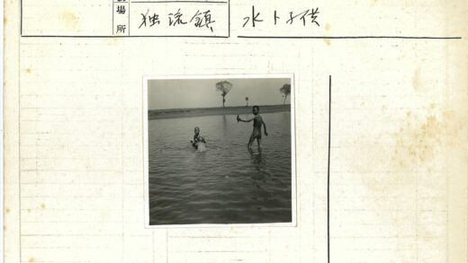 男孩草地水域嬉戏.jpg