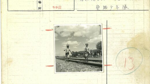 男孩铁轨漫步自然背景.jpg