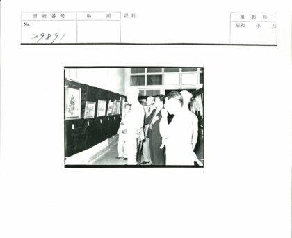 画廊观众欣赏艺术展览.jpg