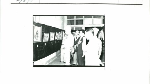 画廊观众欣赏艺术展览.jpg