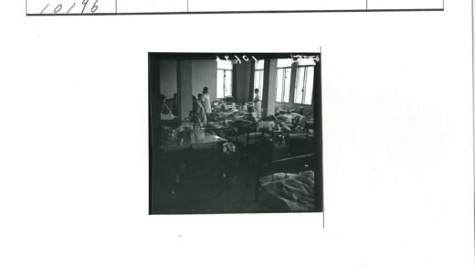 病房护士照料病人医疗场景.jpg