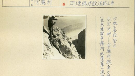登山互助攀岩瞬间.jpg