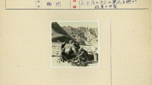 登山探险队冬季装备合影.jpg