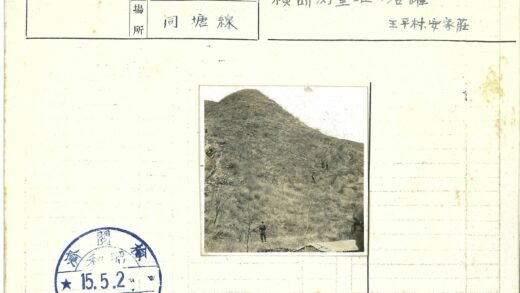 登山者与基座上的人.jpg
