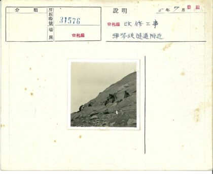 登山者使用鹤嘴锄攀岩.jpg