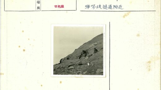 登山者使用鹤嘴锄攀岩.jpg