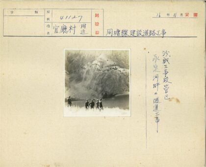 登山者俯瞰悬崖与河流.jpg