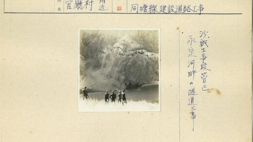 登山者俯瞰悬崖与河流.jpg