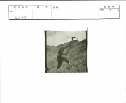 登山者冰镐攀草坡岩山.jpg