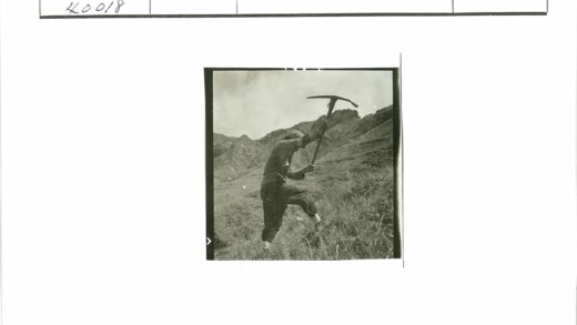 登山者冰镐攀草坡岩山.jpg