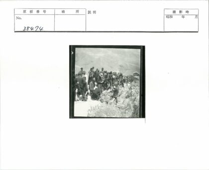 登山者探索岩石山脉景观.jpg