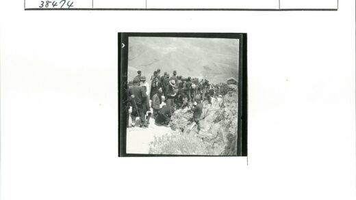 登山者探索岩石山脉景观.jpg