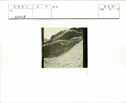 登山者穿越陡峭山脊.jpg