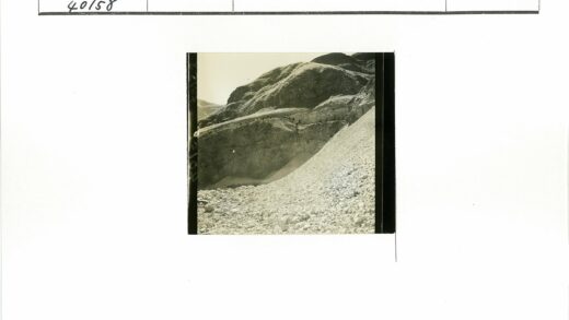 登山者穿越陡峭山脊.jpg