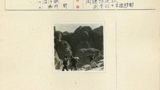 登山者负重穿越悬崖岩地.jpg