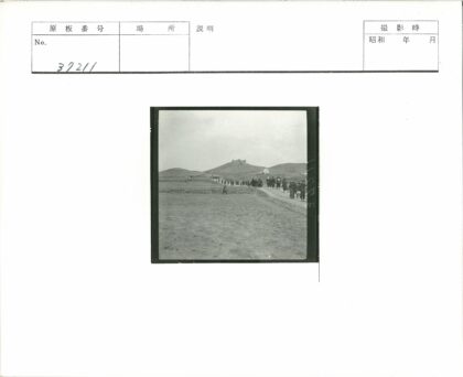 登山队伍行进秃顶山路.jpg
