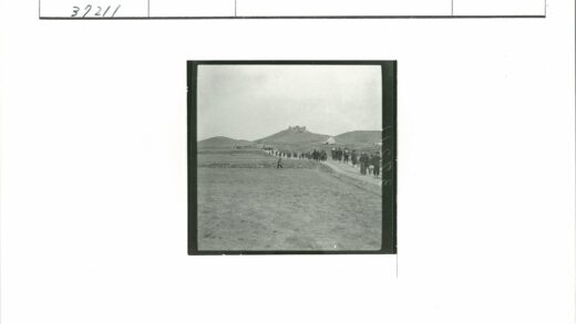 登山队伍行进秃顶山路.jpg