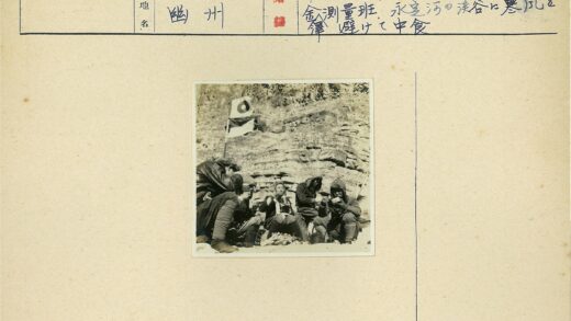 登山队员悬崖休息合影.jpg