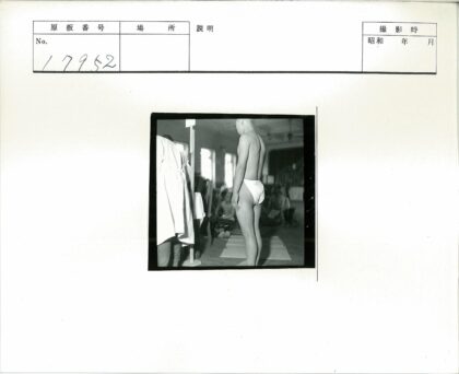 白大褂与白内裤男子室内合影.jpg