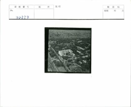 白色主楼与铁路鸟瞰景观.jpg