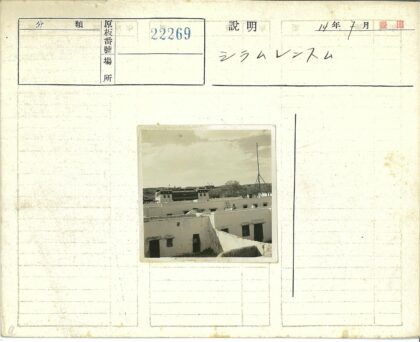 白色土坯建筑与山丘风景.jpg