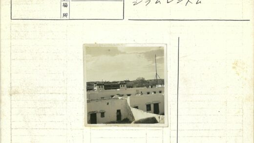 白色土坯建筑与山丘风景.jpg