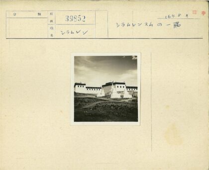 白色建筑与华丽立面映衬多云天空.jpg